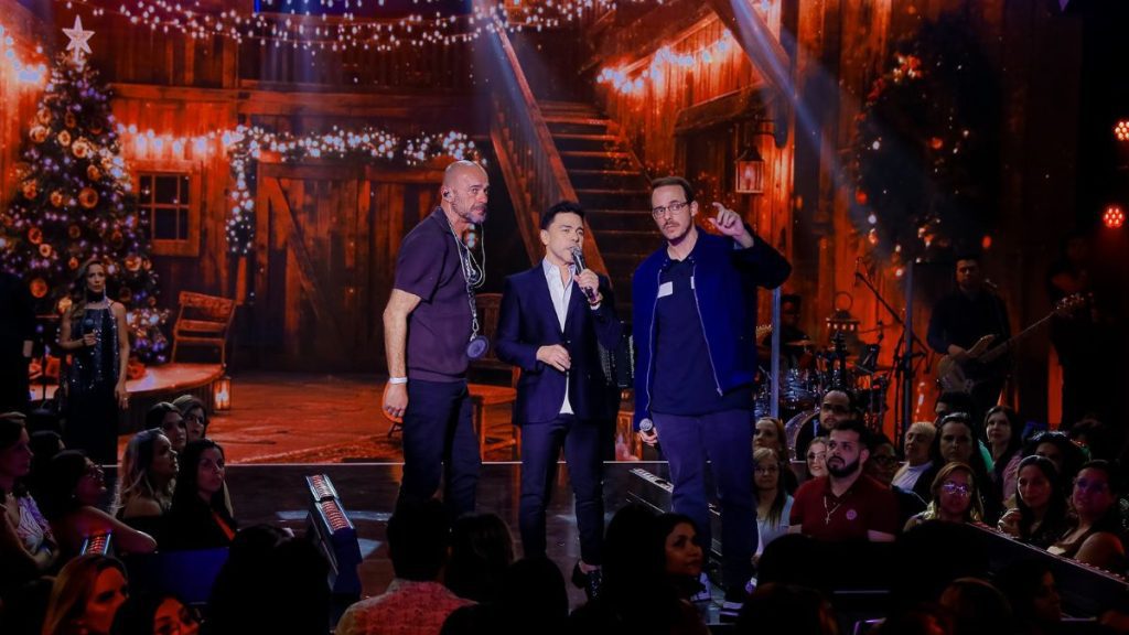 Zezé Di Camargo no palco do especial "Natal é amor", em noite de muita música e emoção
