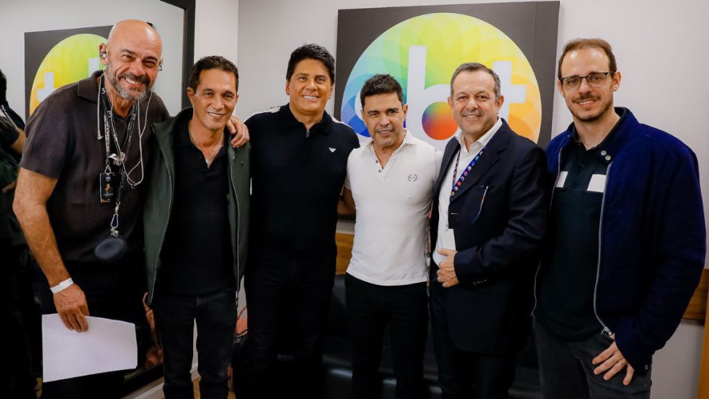 Registro nos bastidores do especial "Natal é amor", com clima de descontração antes do início das gravações