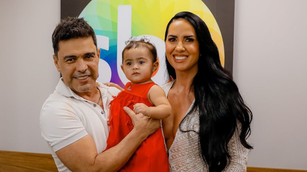 Em clima de Natal, Zezé Di Camargo posou nos bastidores ao lado da esposa e da filha, Graciele Lacerda e Clara