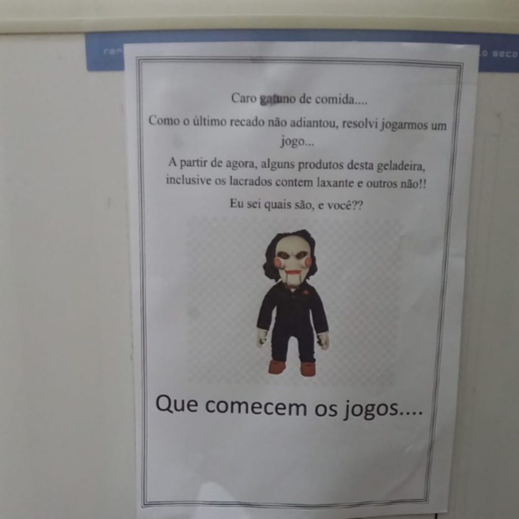 Após as brincadeiras de mau gosto, uma placa foi colocada na geladeira da Câmara