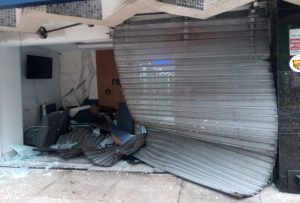 Um carro desgovernado invadiu e destruiu a recepção de uma clínica odontológica que fica no Gonzaga, em Santos, no início da manhã deste domingo (2).