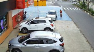 VÍDEO: Mulher escapa por pouco de atropelamento em Campinas