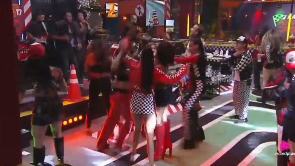 Martina é expulsa de A Fazenda após briga generalizada em festa