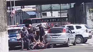 Homem atropela guarda da GCM e resiste à abordagem após confusão em Praia Grande; VÍDEO