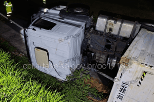 Caminhão com 24 toneladas de maçã tomba e interdita alça da Rodovia Anhanguera