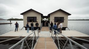 Ideia de moradora vira primeiro projeto de casas flutuantes no litoral de SP