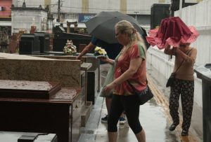 Dia de Finados reúne centenas de santistas nos cemitérios