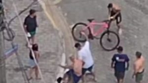Jovem leva chutes na cabeça e é atropelado por grupo durante roubo em Praia Grande; VÍDEO