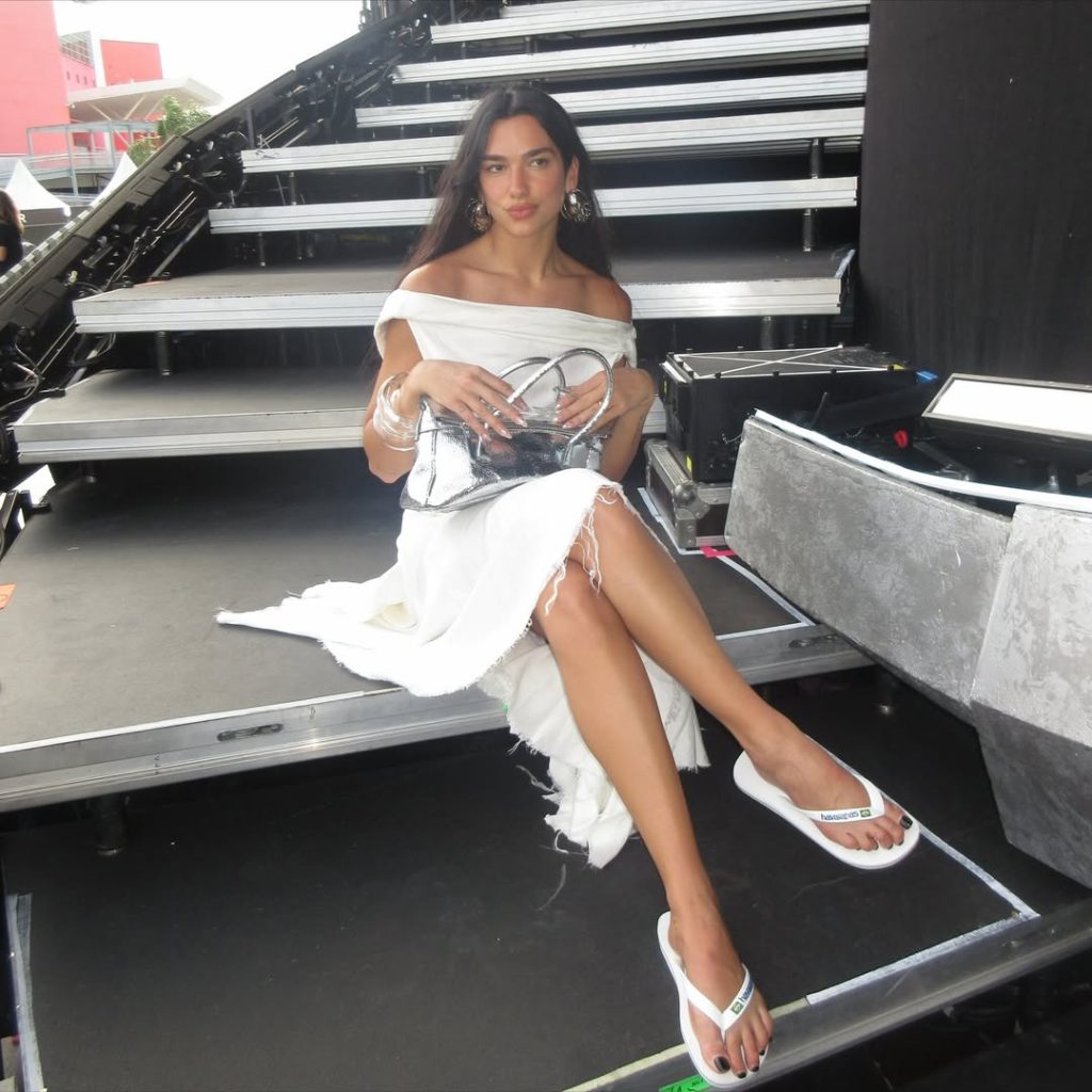 Estilosa, Dua Lipa desfila biquínis pelo Brasil e adianta tendência para o verão