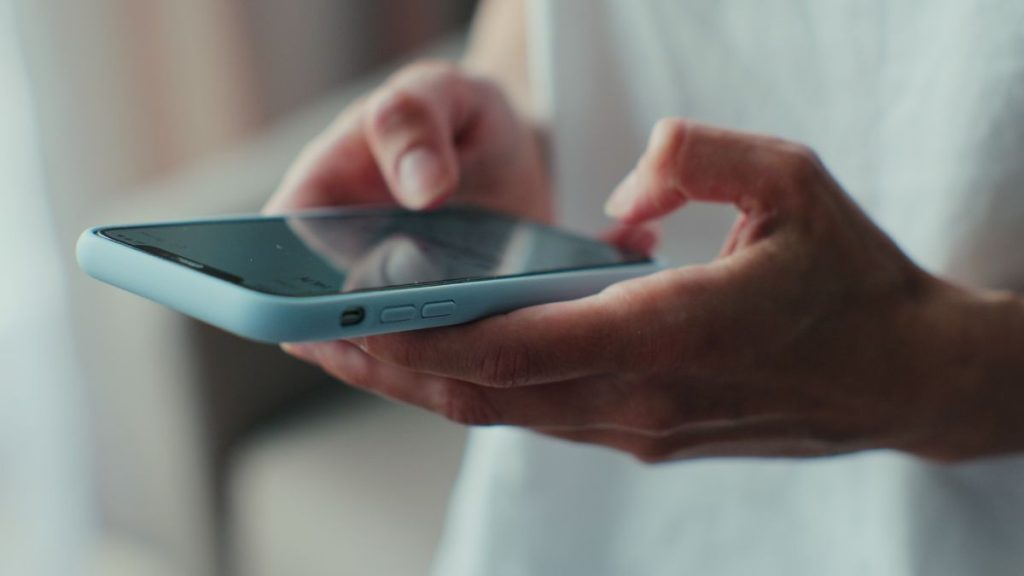 pessoas buscam conforto emocional na IA - Mais de 1 milhão falam sobre suicídio no ChatGPT e o dado expõe a solidão do mundo digital