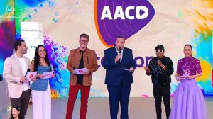 Apresentador Victor Faccioli leva carisma ao palco do Teleton 2025 em nome da VTV