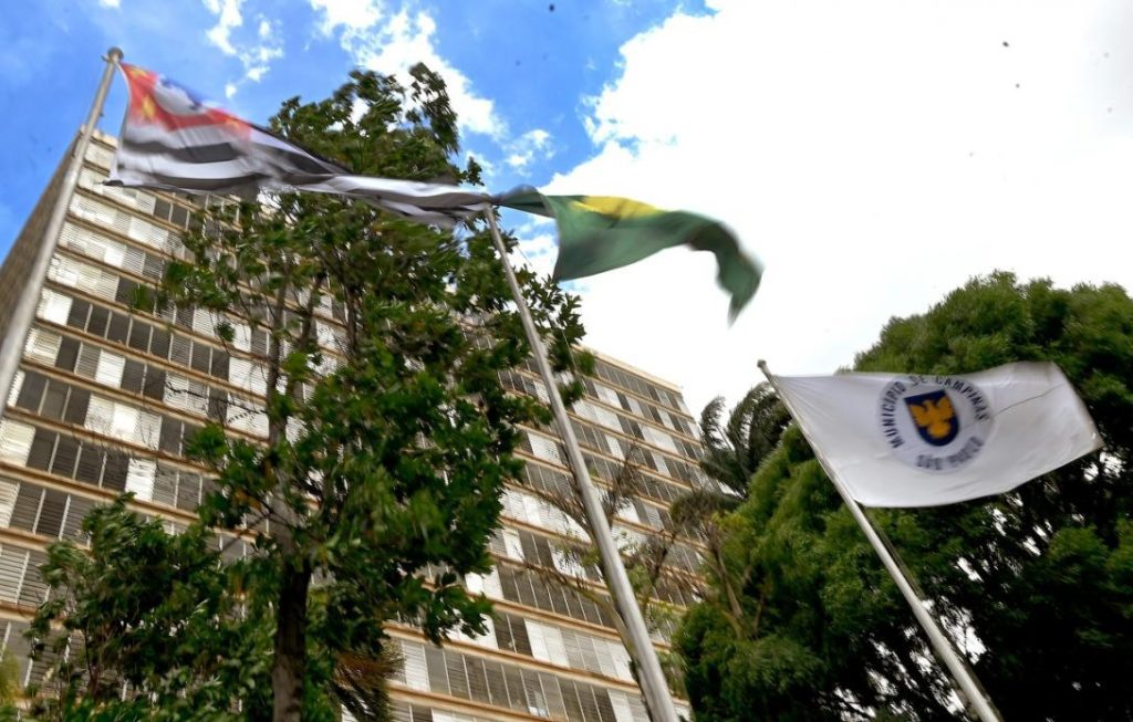 Fortes ventos derrubam árvores e fecham parques em Campinas