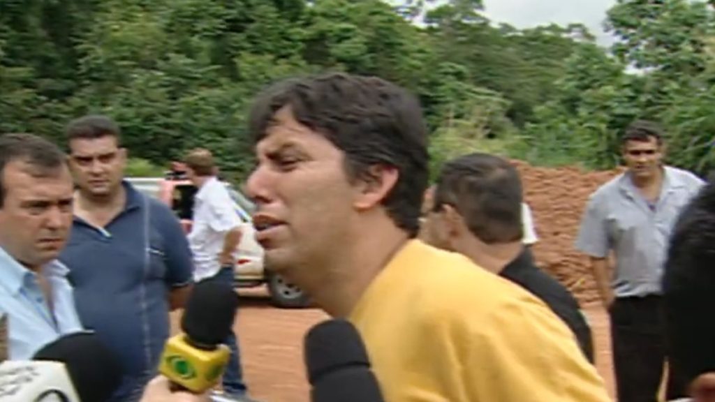 Fernando começa a chorar ao retornar para a cena do crime