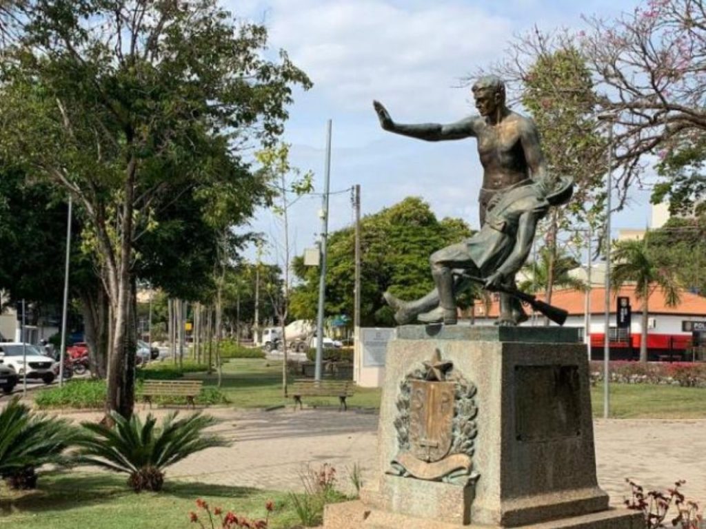 Monumento em homenagem aos combatentes de Bragança Paulista na Praça 9 de Julho