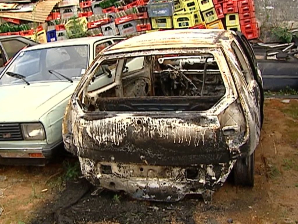 O carro da família que foi incendiado leandro estava amarrado no porta-malas e não resistiu