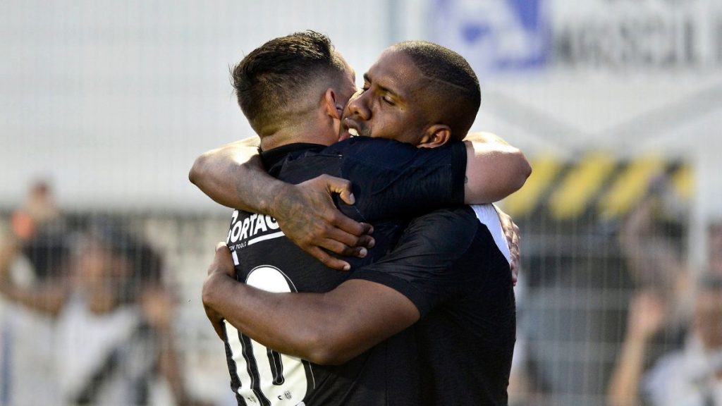 Elvis e Toró comemoram o gol da Ponte durante a final da série C