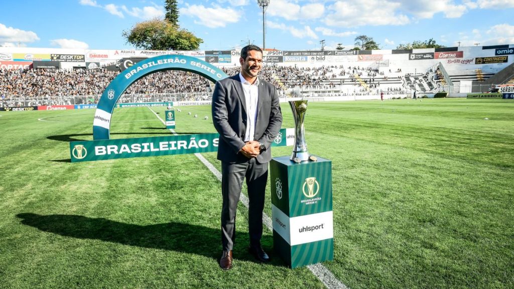 presidente da CBF, Samir Xaud ao lado da taça da série C