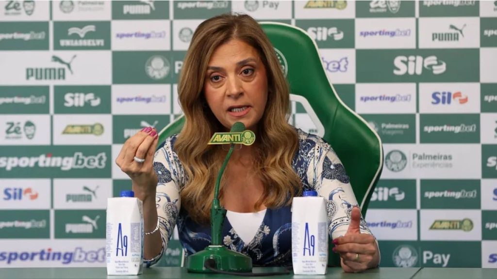 leila Pereira em coletiva do Palmeiras