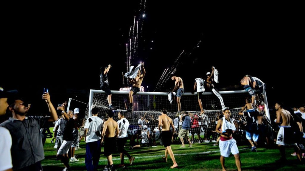 Torcida da Ponte Preta invadiu o campo após o tpitulo inédito da Série C