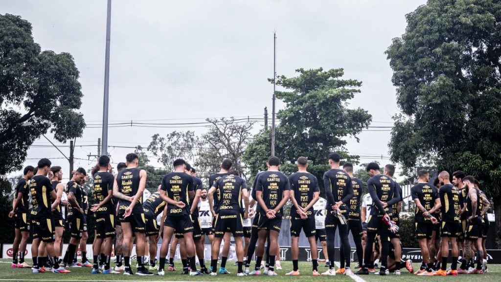 Elenco do Santos reunido em treino no CT Rei Pelé