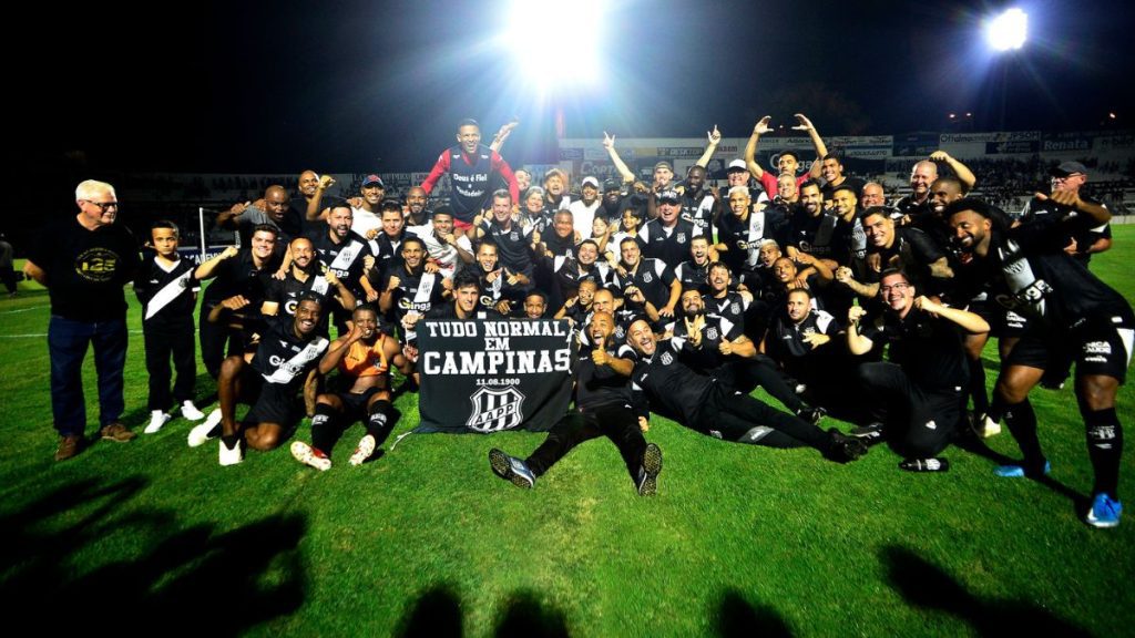 Elenco e comissão técnica reunidos após vencer o dérbi contra o Guarani