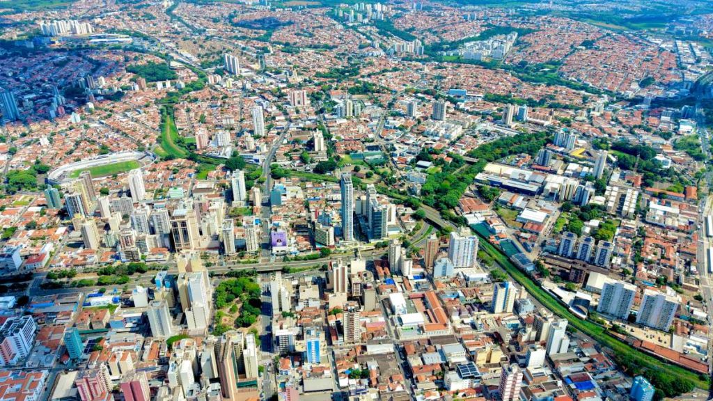 Título de eleitor brasileiro em destaque, simbolizando os títulos cancelados em Campinas e região.