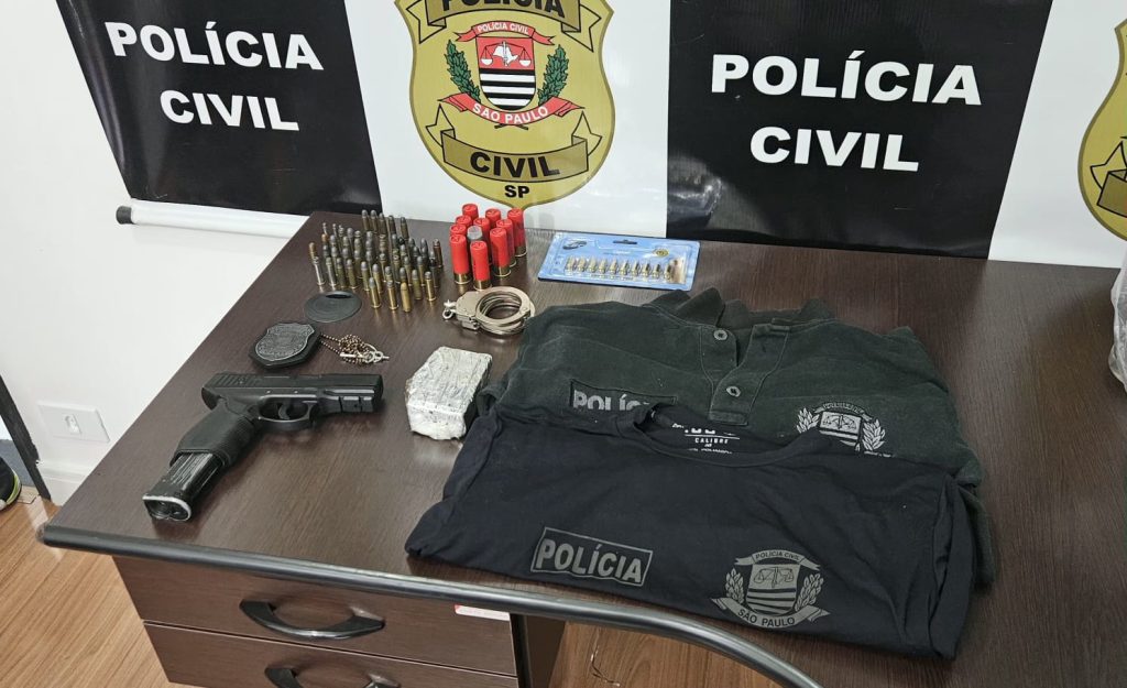 Objetos apreendidos com o falso policial