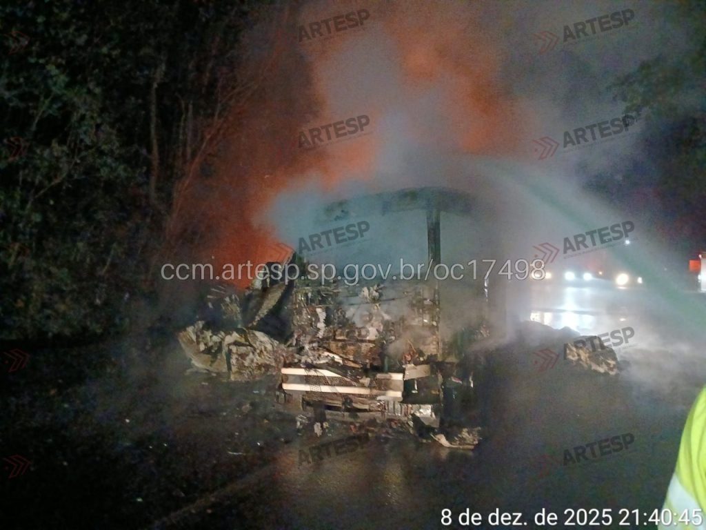 Carreta com 34 toneladas de algodão pega fogo após colisão na Anchieta, em Cubatão