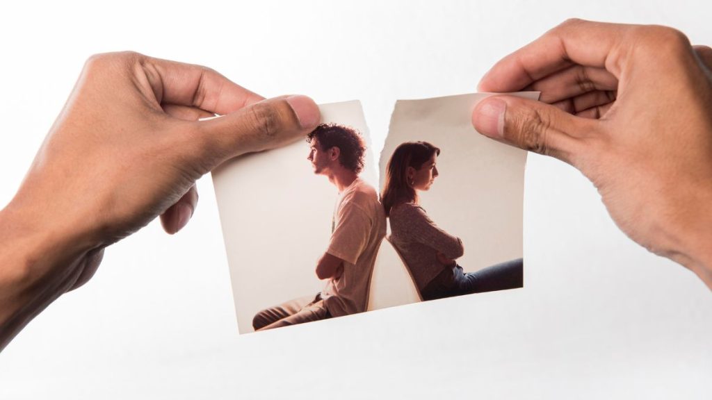 Manter contato com o ex dificulta o desapego? Como superar o ex?