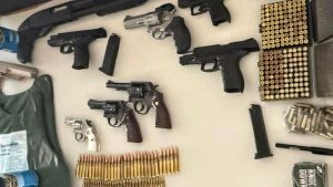 Homem é preso em Campinas com arsenal de armas escondido dentro de cofre