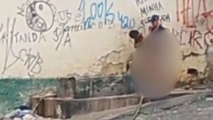 Homem e mulher causam escândalo ao serem flagrados transando no terminal das catraias, em Santos