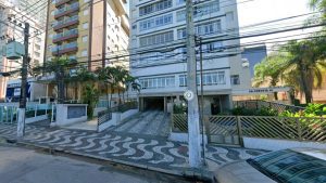 Em Santos, carro pega fogo em garagem de prédio e mobiliza Corpo de Bombeiros