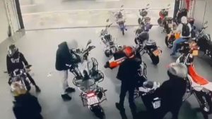 Criminosos roubam motos de concessionária e se envolvem em acidente em Campinas
