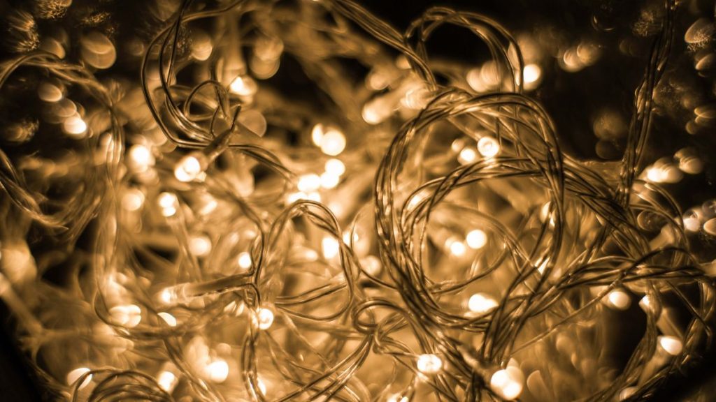 Cuidado ao instalar luzes e enfeites de Natal: 8 dicas para decorar sem risco de choque ou incêndio