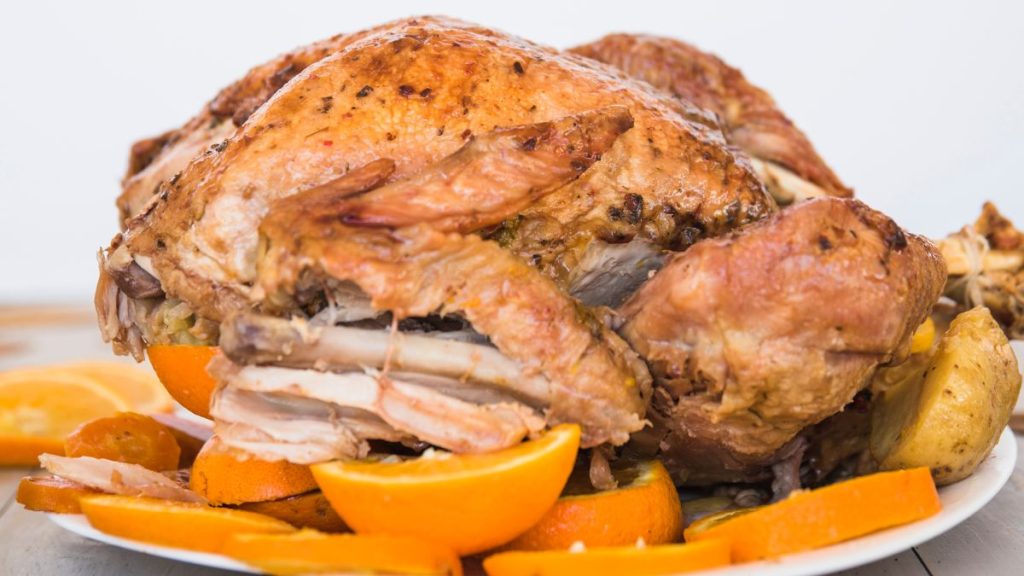 Peru assado com ervas, limão e legumes