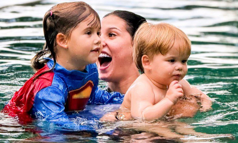 Ana Castela na piscina com filhos de Zé Felipe