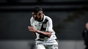 Jogadores da Ponte Preta em campo durante partida da Série B 2026 em momento de crise técnica.