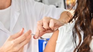 Baixada Santista inicia vacinação contra o Vírus Sincicial Respiratório (SRV)