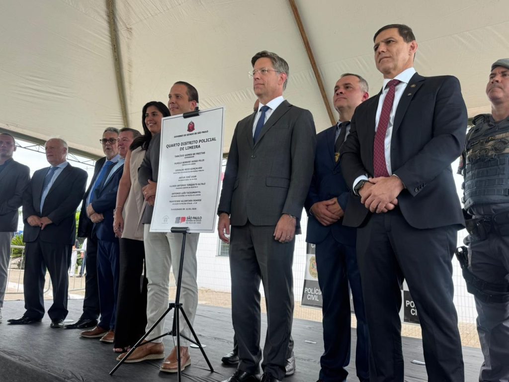 Fotografia da cerimônia de inauguração da nova delegacia em Limeira.