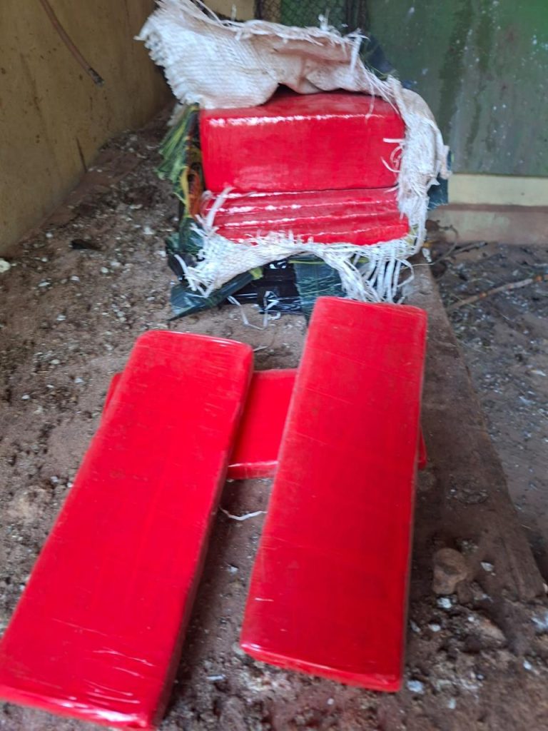 Pacotes de entorpecentes e armas apreendidas pela PM e GAECO em ação contra o crime organizado no interior paulista.