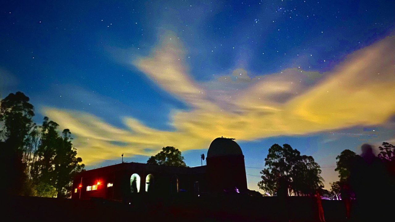 Visitantes observando o céu no Observatório do Pico das Cabras, passeio de lazer em Campinas.