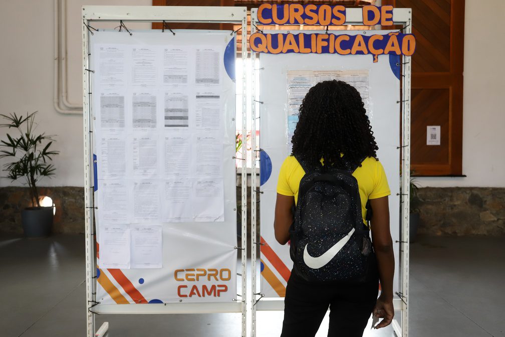 Estudantes em aula prática de qualificação profissional nos cursos gratuitos do Ceprocamp em Campinas.
