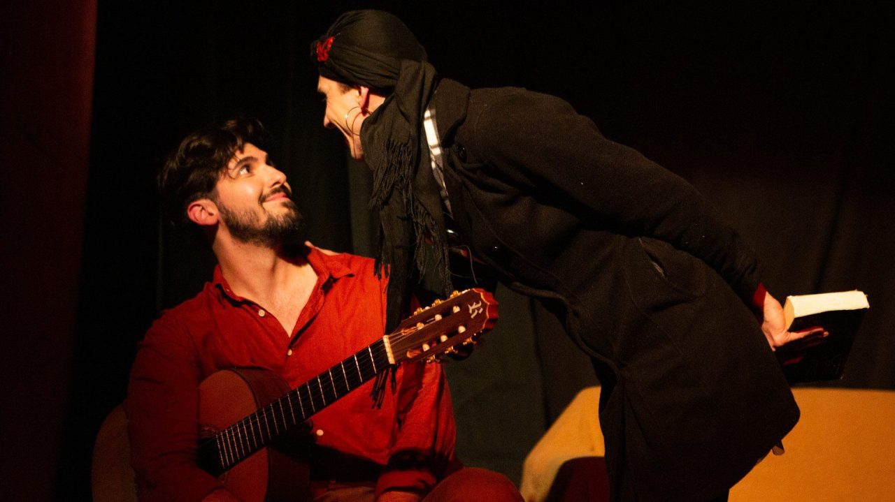 Apresentação artística em palco iluminado, parte das opções de lazer no fim de semana em Campinas.