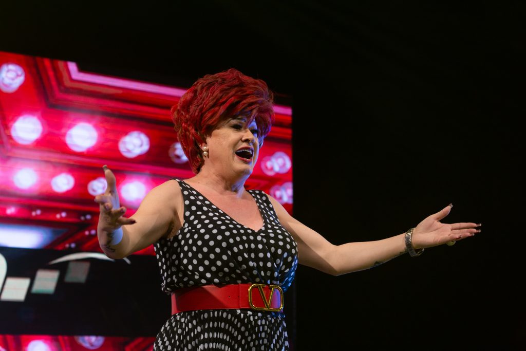 A atriz Nany People em performance no palco do espetáculo de comédia Como Salvar Um Casamento.