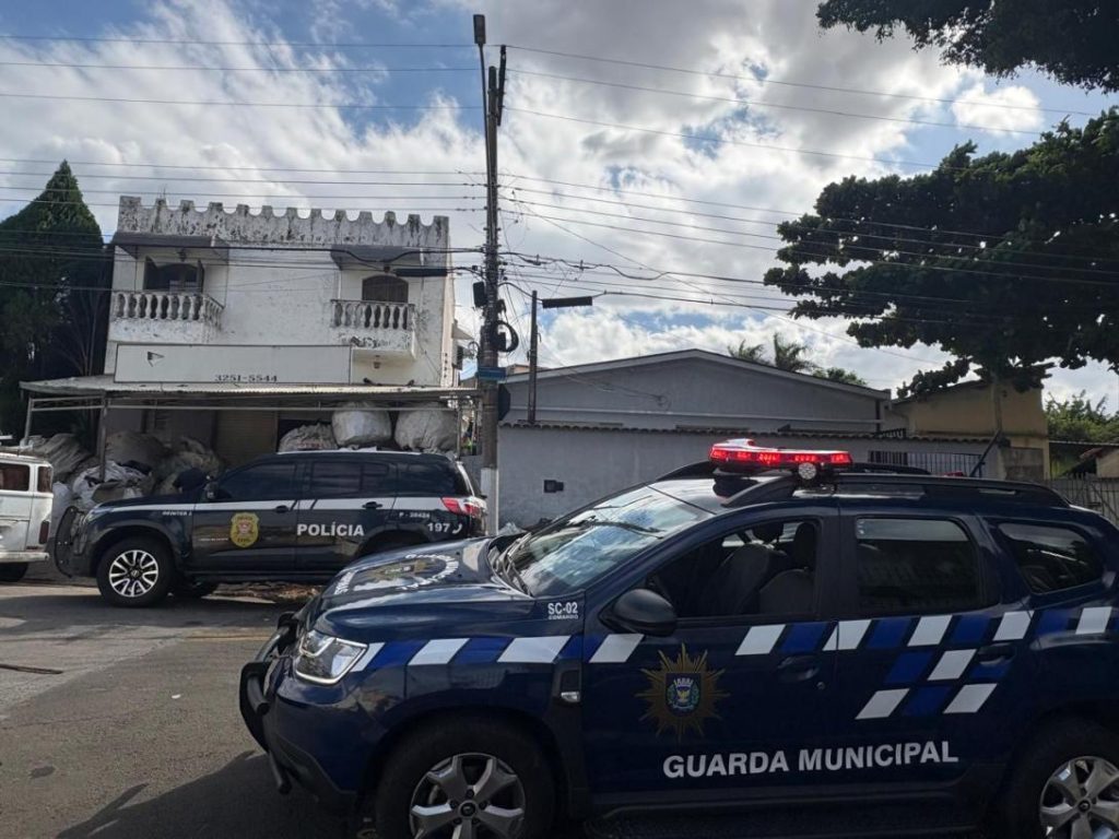Viaturas e agentes da Guarda Municipal em fiscalização de comércios de recicláveis na região de Campinas.
