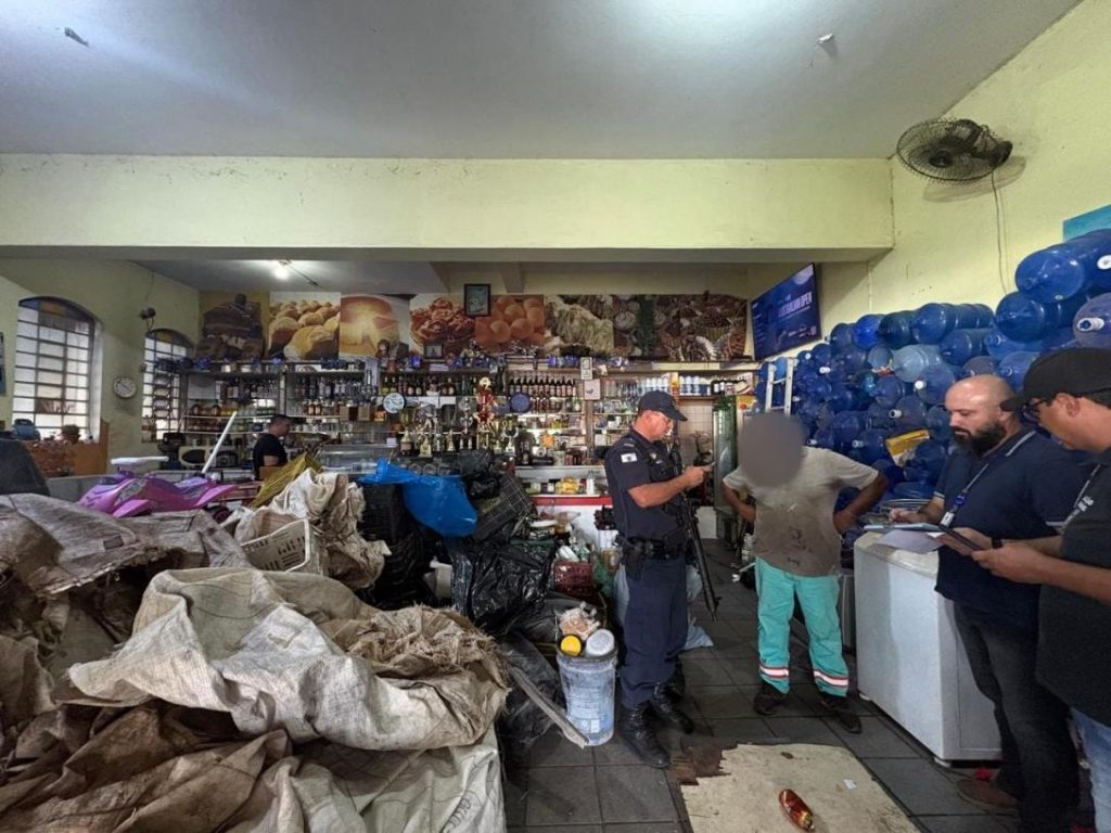 Pátio de comércio de recicláveis com materiais acumulados durante fiscalização da Prefeitura de Campinas.