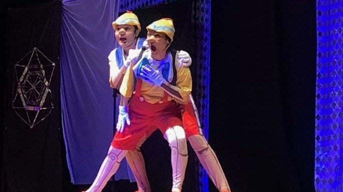 Público reunido em praça pública para assistir show gratuito no fim de semana em Campinas.