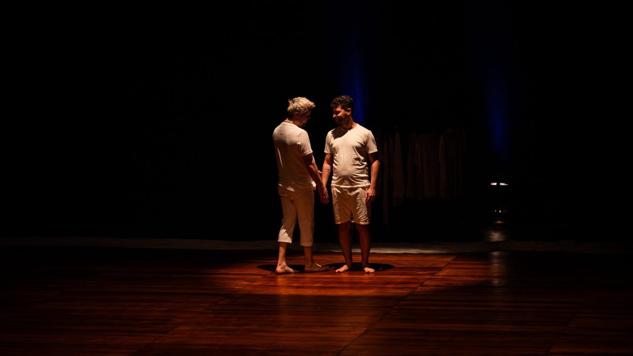 Artistas no espetáculo Eu, Tu e o Mar, atração de lazer e cultura na região de Campinas.