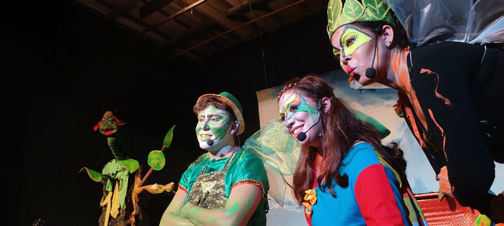 Atores em cena da peça infantil A Cigarra e a Formiga durante programação cultural em Campinas.