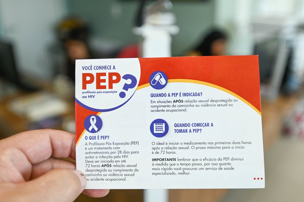 Profissional de saúde manuseia medicamento PEP para prevenção de urgência contra o HIV em Campinas.